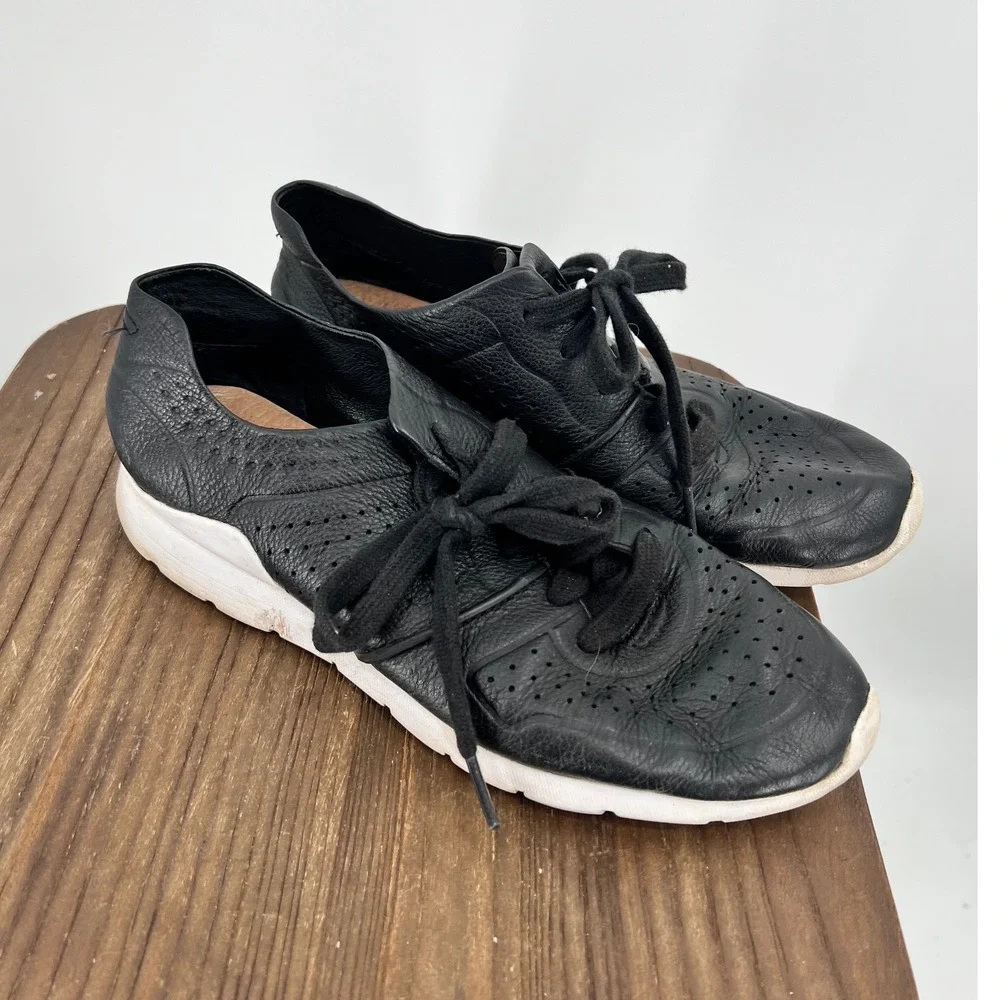 UGG Tye Stardust Black Pebbled Leather Perforated Sneakers 1092577 Womens 7
